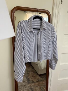 Slightly Cropped Poplin Button-Down Shirt